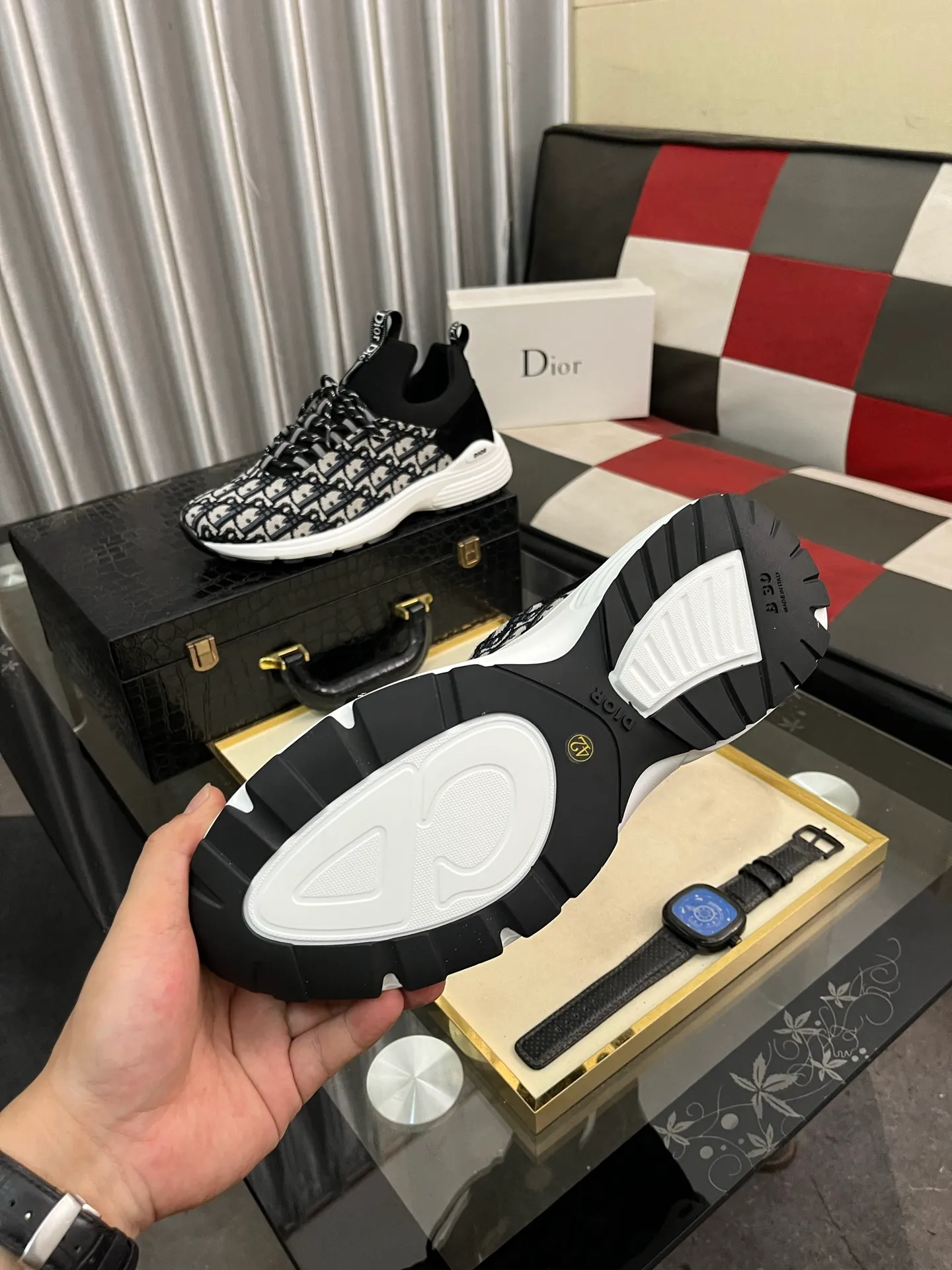 Men's Men's Shoes💰440⌚️⌚️ Dior's casual and sporty style combines the elements of dad's bag-soled shoes, successfully breaking through the dad shoe style that has been on the streets in recent years, and becoming a beautiful landscape in luxury goods. The fabric is high mercerized with breathable mesh, and the mesh on both sides of the shoe is made of three layers of composite technology. The bottom process uses package molding fabrics: imported high mercerized 🐂 cowhide stitching with original customized D-shaped mesh code number: 38-443️⃣Colors available